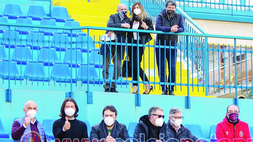 Alcuni dei presenti in tribuna a Pagani