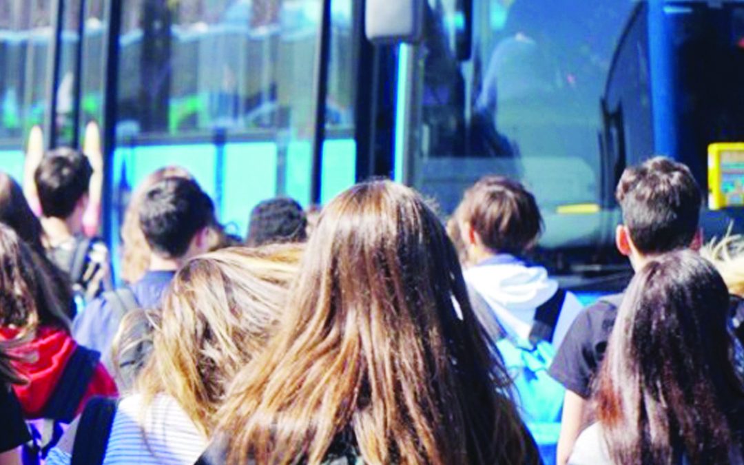 Studenti a una fermata degli autobus
