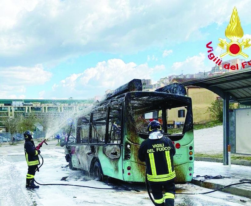 Il bus completamente distrutto dalle fiamme e l’intervento dei Vigili del fuoco