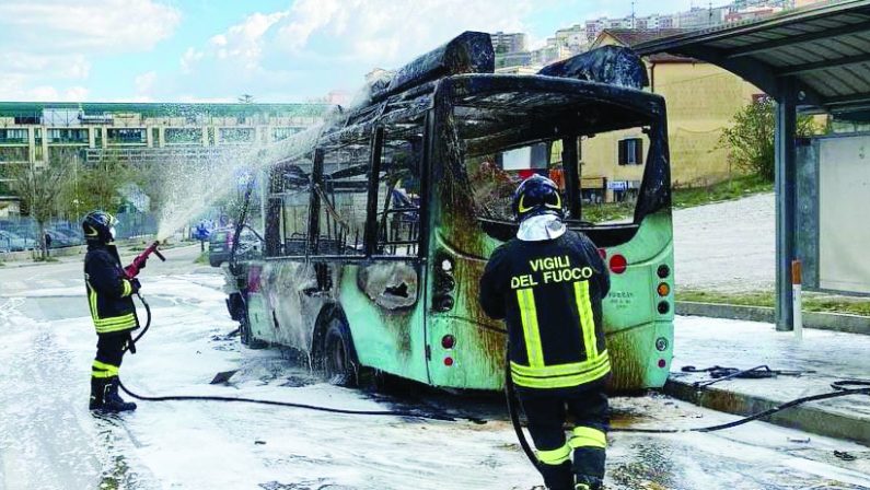 Potenza, fiamme avvolgono un altro bus