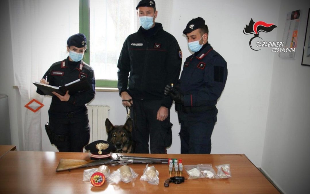 I carabinieri con le armi sequestrate
