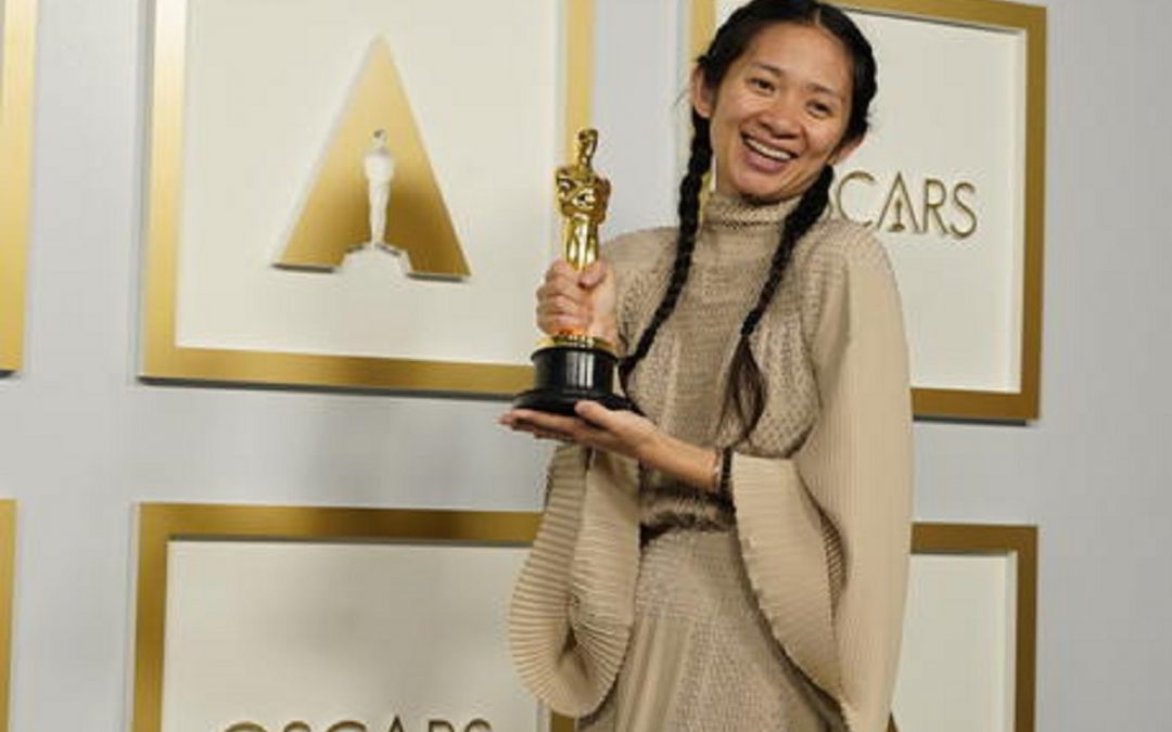 Chloé Zhao con l'Oscar vinto per Nomadland
