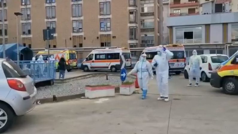 Coronavirus, situazione esplosiva a Cosenza: un morto in ambulanza in attesa del ricovero
