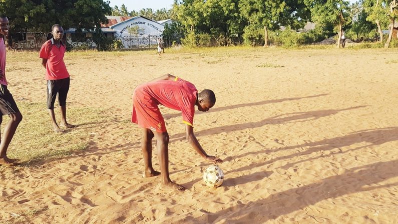 Il sogno di Daniel, piccolo “Mbappé” scalzo