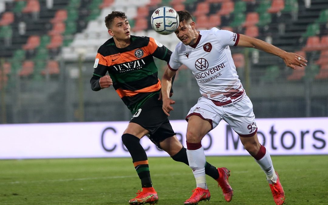 Contrasto tra Esposito e Situm durante Venezia-Reggina