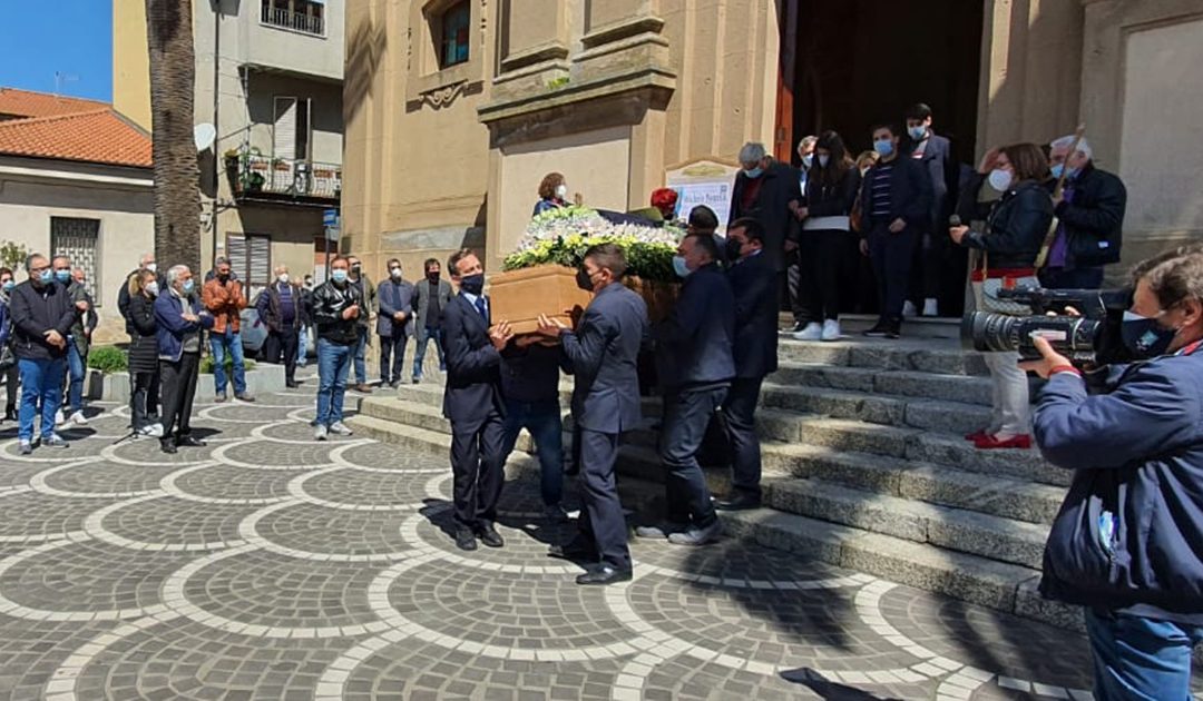 L'uscita del feretro di Michele Porcelli dalla Chiesa