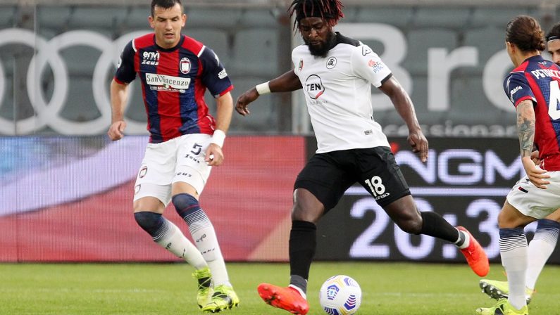 Serie A, il Crotone vicino alla vittoria con lo Spezia ma crolla nel finale 