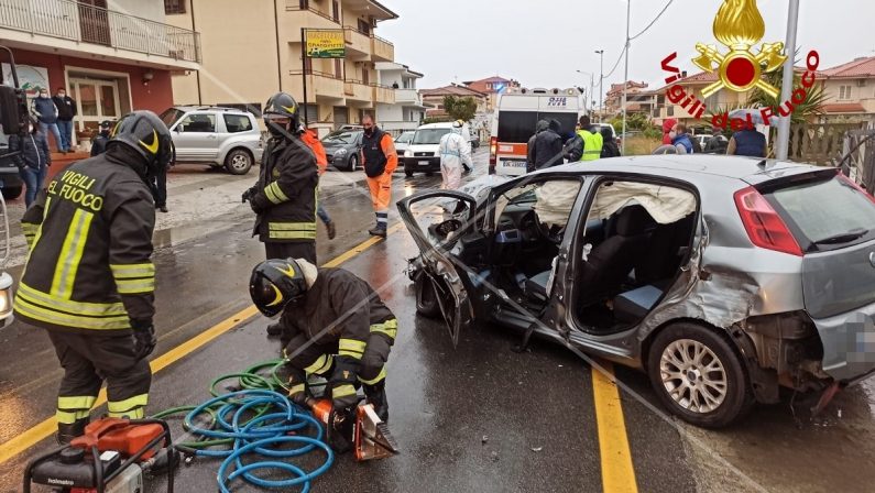 Sbanda alla guida della sua auto, ferito un uomo in un incidente stradale nel Catanzarese