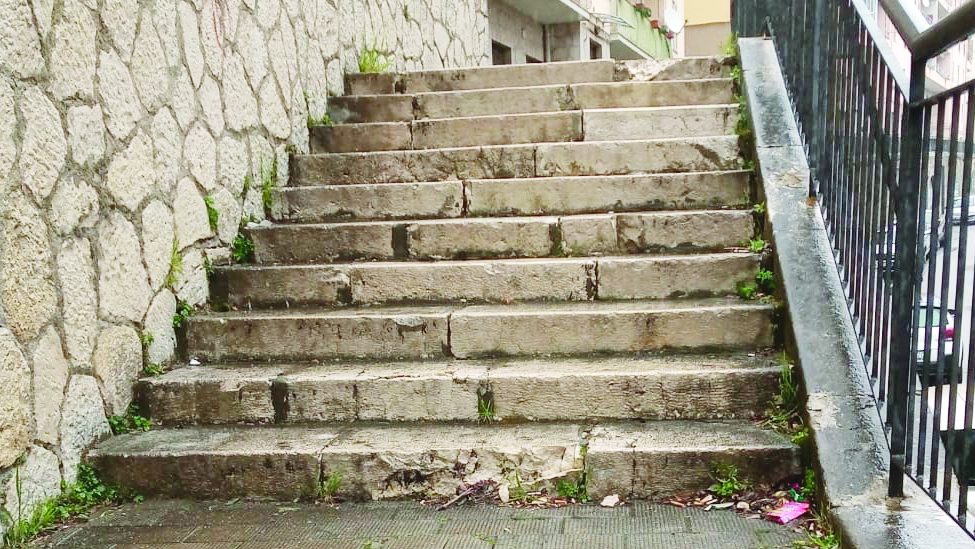 Alcune gradinate rotte a viale Dante a Potenza