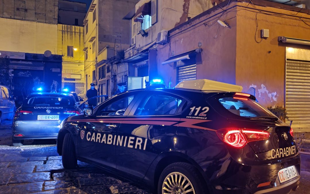 Napoli, scoperti due circoli abusivi e un bar in piena attività, sanzionate 25 persone