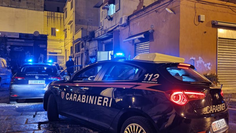 Napoli, scoperti due circoli abusivi e un bar in piena attività, sanzionate 25 persone