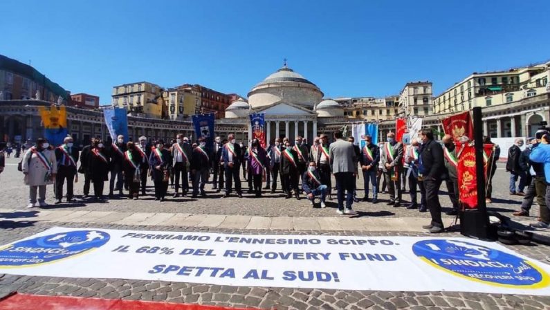 Sindaci del sud in protesta a Napoli: «Al Mezzogiorno spettava il 60% del Recovery plan»