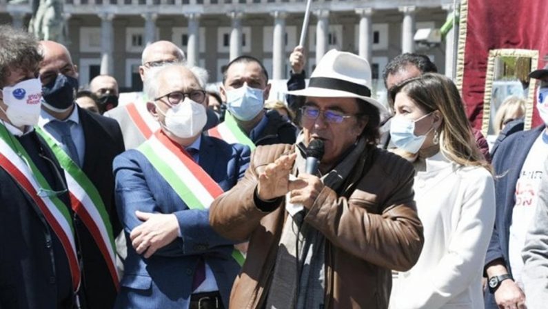 Sindaci in piazza a Napoli con Al Bano testimonial della protesta: «Il Sud va difeso»