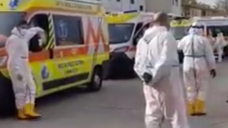 Covid, ancora ambulanze in coda a Cosenza: 40 positivi in attesa di un posto letto