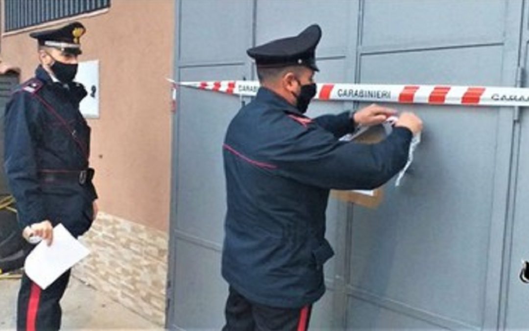 I carabinieri durante il sequestro delle attività