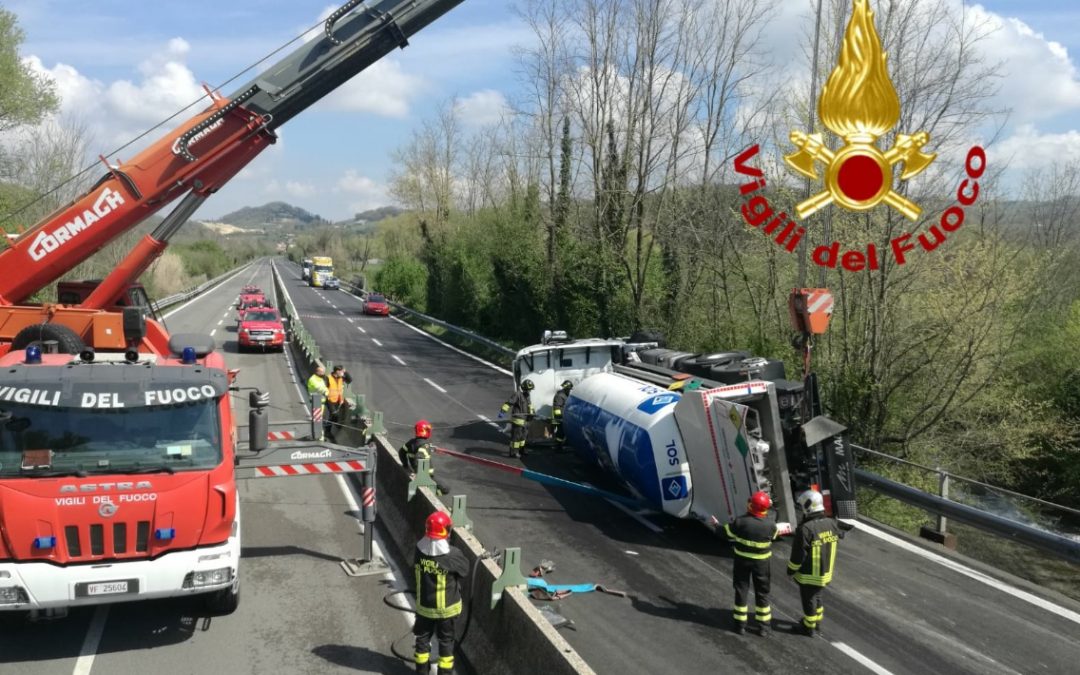 Autocisterna si ribalta sul raccordo autostradale Avellino-Salerno