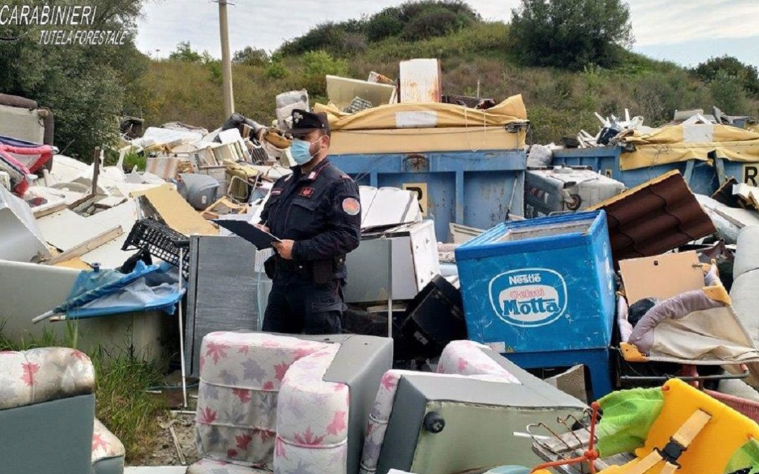 Un militare nella discarica abusiva