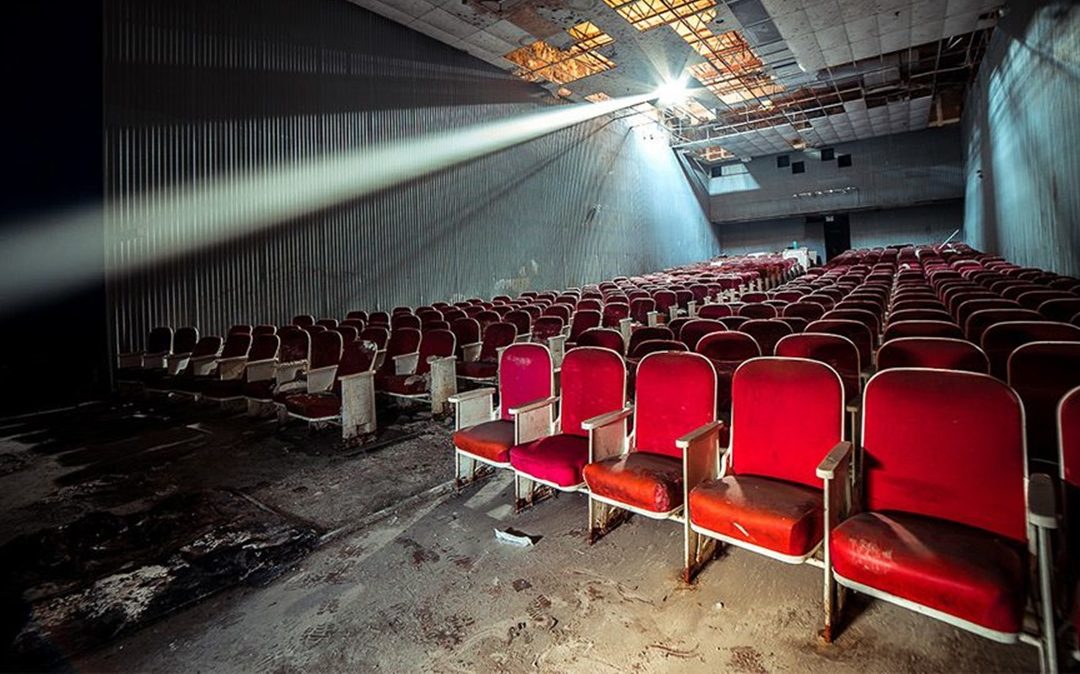 Una delle migliaia di sale cinematografiche abbandonate già prima della pandemia