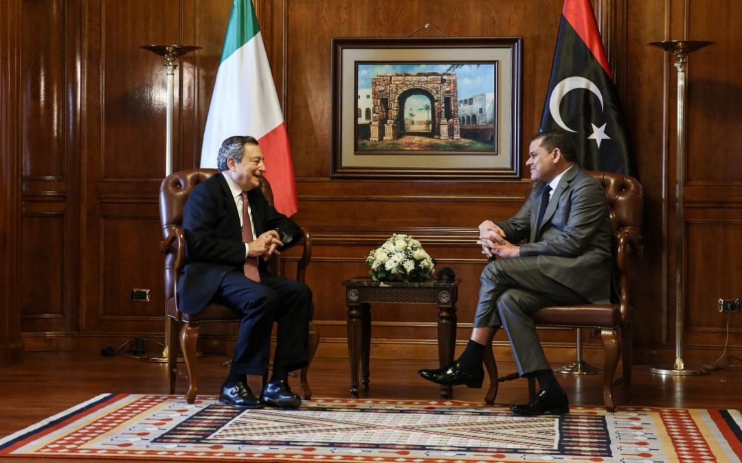 Il premier Mario Draghi con il primo ministro libico Abdul Dbeibah nell’incontro a Tripoli