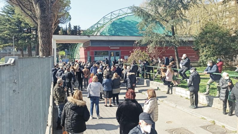 Avellino, in fila per tre ore per il vaccino, arriva la polizia