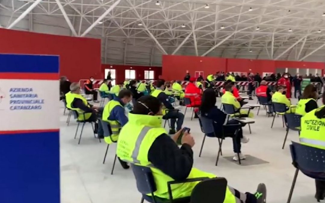 L’hub vaccinale allestito nell’Ente Fiera Magna Grecia di Catanzaro