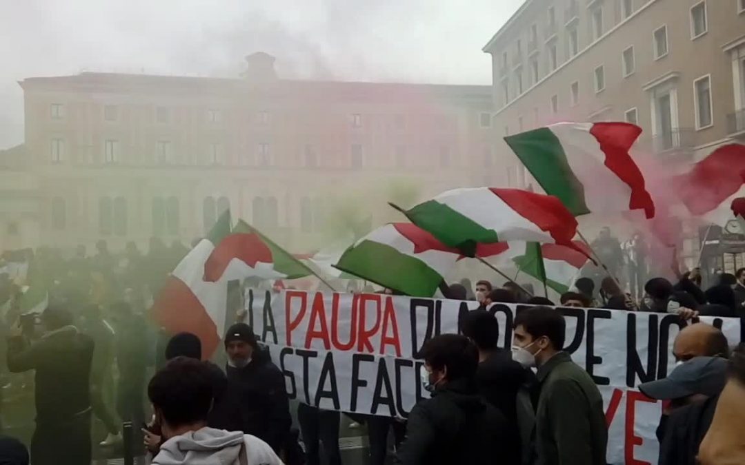 Corteo “Io apro”, tensione manifestanti-forze dell’ordine