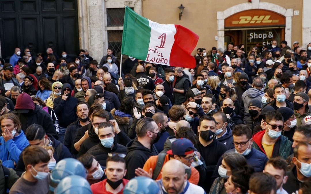 Momenti di tensione durante la manifestazione di ristoratori e partite iva a Roma