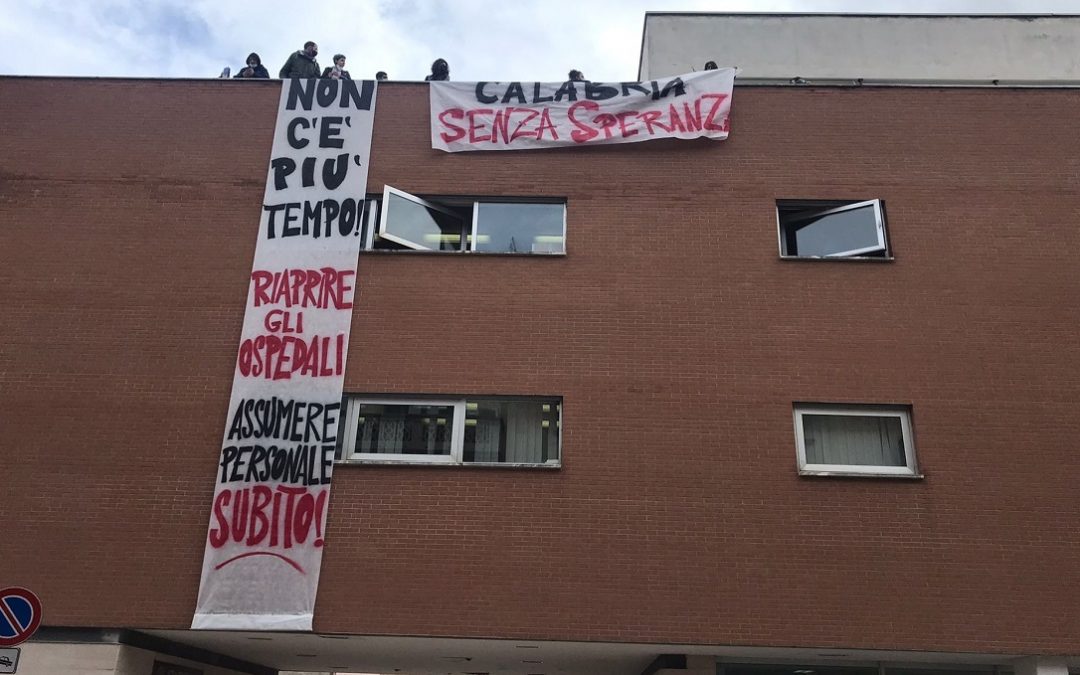 La protesta negli uffici Asp di Cosenza