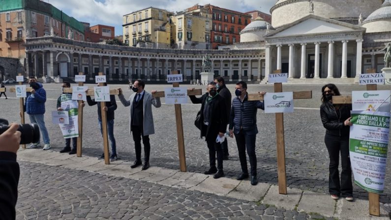 COMMERCIANTI IN RIVOLTA IN TUTTA ITALIA: «FATECI RIAPRIRE, SIAMO ALLA FAME»