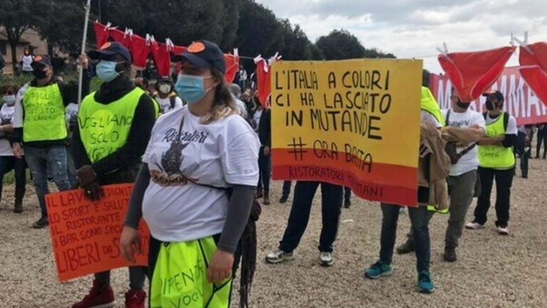 L’urlo dei commercianti al Circo Massimo: «L’Italia dei colori ci ha lasciato in mutande»