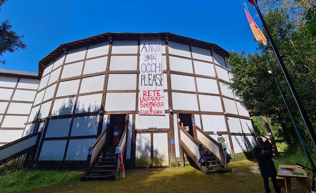 Le proteste al Globe Theatre di Roma