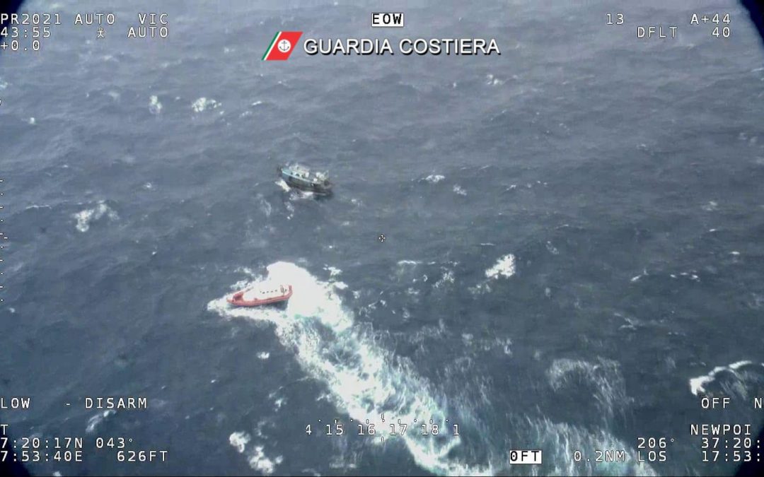 VIDEO – I soccorsi al barcone carico di migranti a largo della Calabria, a bordo oltre 100 persone