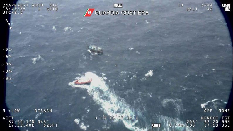 VIDEO - I soccorsi al barcone carico di migranti a largo della Calabria, a bordo oltre 100 persone