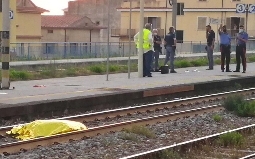 Il corpo del giovane sui binari nella stazione di Cetraro