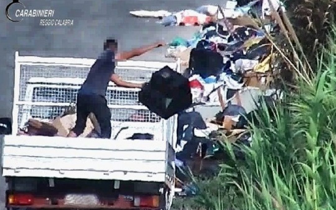 Gioia Tauro, sversamento illecito di rifiuti e incendi dolosi: 5 arresti e 90 denunce
