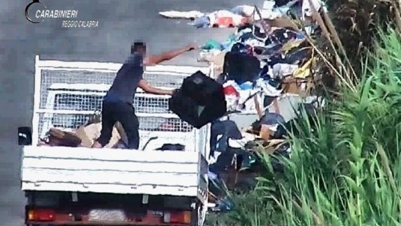 Gioia Tauro, sversamento illecito di rifiuti e incendi dolosi: 5 arresti e 90 denunce 