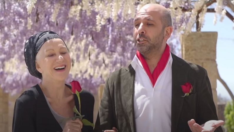 VIDEO - Checco Zalone "flirta" col Premio Oscar Helen Mirren nella nuova hit "La Vacinada"