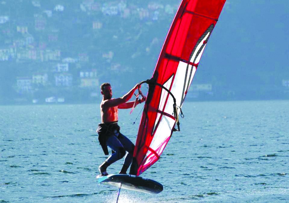 Carmine Navarra, 32 anni, di Vietri di Potenza, mentre attraversa il lago Maggiore
