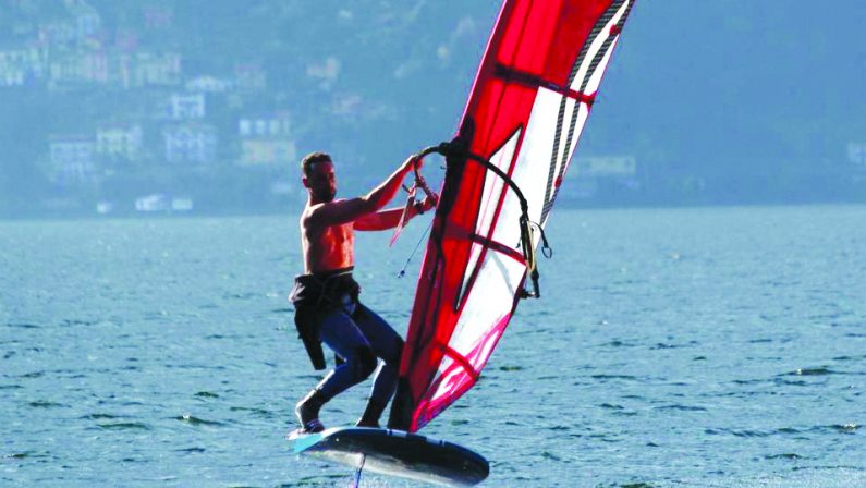 Windsurf, il lucano Carmine Navarra fa suo il lago Maggiore