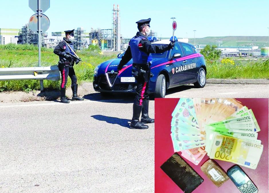 Un posto di blocco e la merce e i soldi sequestrati