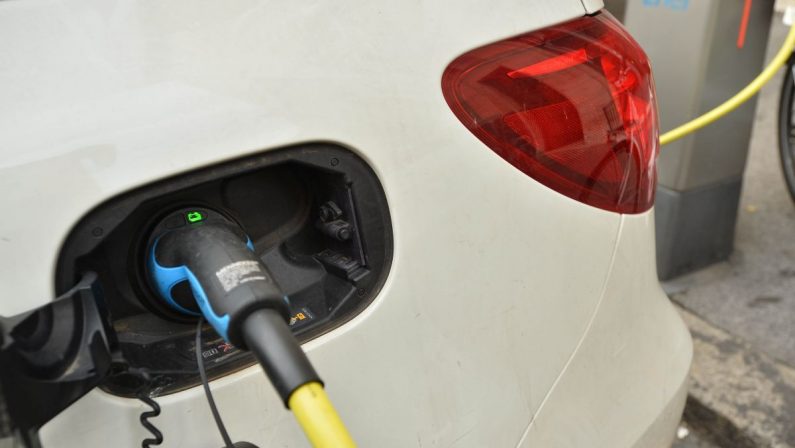 Ricarica auto elettriche, ARERA “Prezzo medio wallbox 1200 euro”
