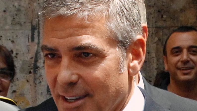 George Clooney compie 60 anni, da sex symbol all’impegno sociale