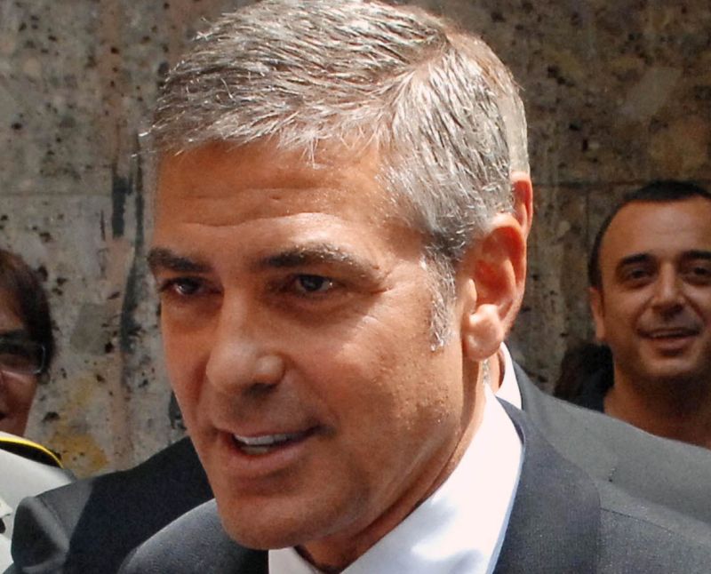 George Clooney compie 60 anni, da sex symbol all’impegno sociale