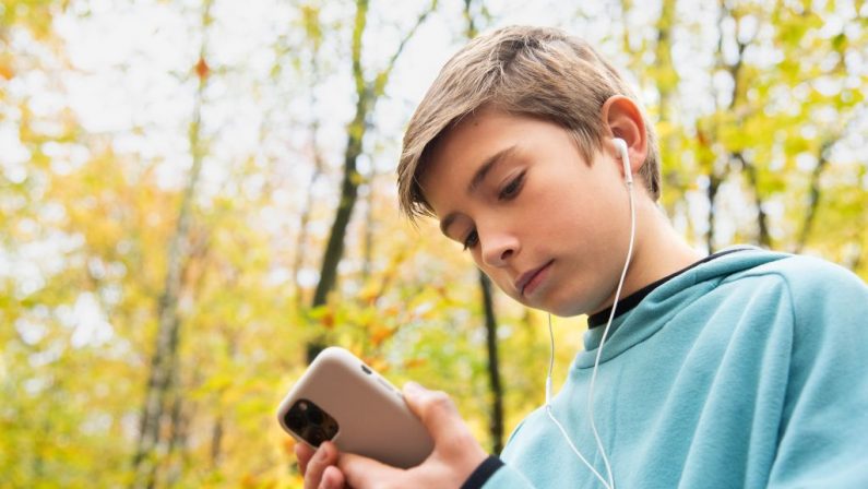Con la pandemia bambini e adolescenti più connessi ma isolati