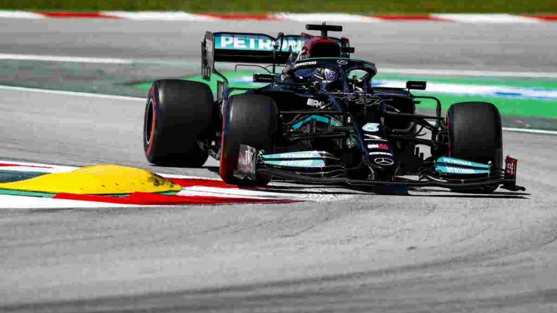 Formula 1: pole position numero 100 per Hamilton al GP di Spagna, Ferrari in seconda fila