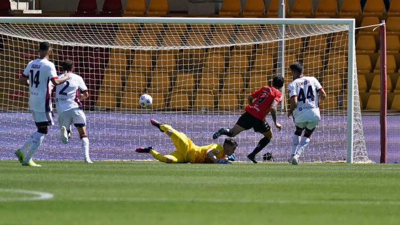 Il Cagliari vince lo spareggio salvezza, 3-1 a Benevento