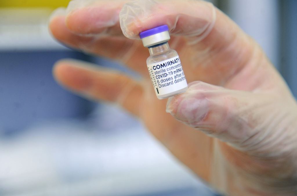 Vaccini, Aifa “309 reazioni avverse ogni 100mila dosi, 91% non gravi”