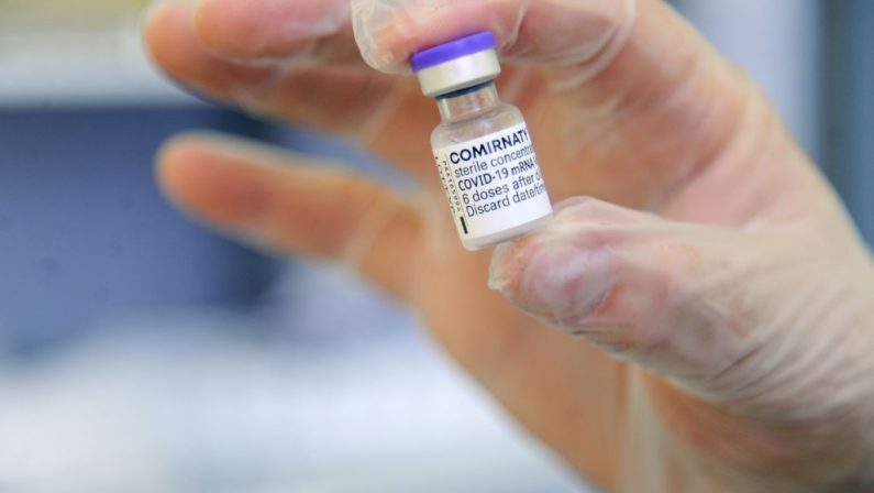 Vaccini, Aifa “309 reazioni avverse ogni 100mila dosi, 91% non gravi”