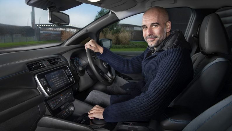 Guardiola al volante di Nissan Leaf per futuro sostenibile