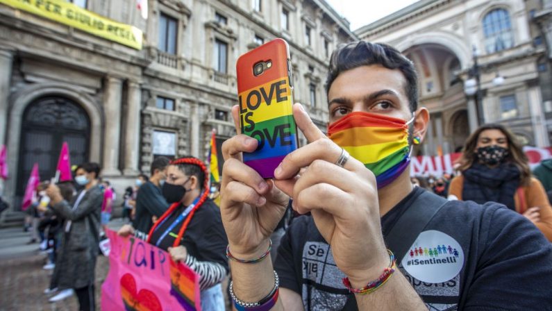 Omotransfobia, secondo un sondaggio 60% italiani favorevole a ddl Zan